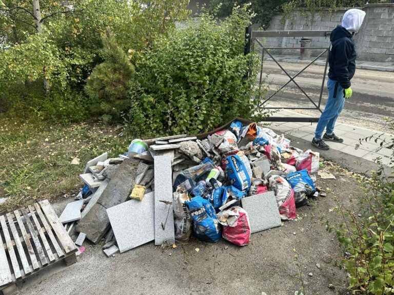 Двор преди разчистване – NV Пловдив